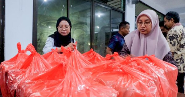 Diskominfo Makassar Salurkan 260 Paket Makanan untuk Pengungsi Banjir di Tamalate