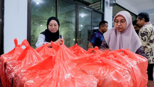 Diskominfo Makassar Salurkan 260 Paket Makanan untuk Pengungsi Banjir di Tamalate