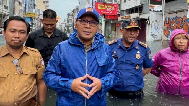 Wali Kota Makassar Moh Ramdhan Pomanto meninjau banjir di sepanjang Jalan Sulawesi pada Senin 13 Februari 2023 lalu.