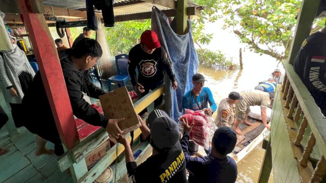 Terisolir Akibat Banjir Setinggi 1,2 Meter, Pemkot Makassar Beri Bantuan Kepada Warga Kampung Romang Tangngayya