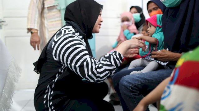 Wakil Wali Kota Makassar Fatmawati Rusdi meninjau kondisi anak stunting di dua puskesmas, Sabtu (4/3) || istimewa 
