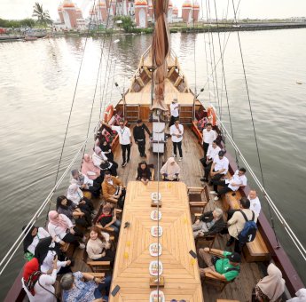 Peserta Temasek dan Tim SCE Nikmati Keindahan Pantai Losari dari Atas Kapal Pinisi