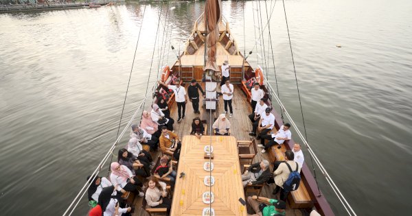 Peserta Temasek dan Tim SCE Nikmati Keindahan Pantai Losari dari Atas Kapal Pinisi