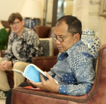 Danny Pomanto Apresiasi Buku ‘Ma Voisine Est Indon&eacute;sienne’, Karya Komikus Asal Perancis Emmannuel Lemaire