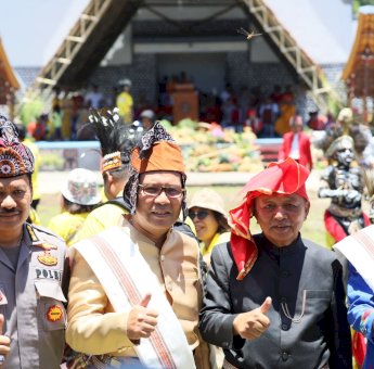 Danny Pomanto Hadiri Parade 110 Tahun IMT di Toraja Utara
