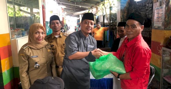 Balitbangda Tindaklanjuti Intruksi Wali Kota, Beri Bantuan Hibah Hingga Bagi Sembako di Kecamatan Wajo