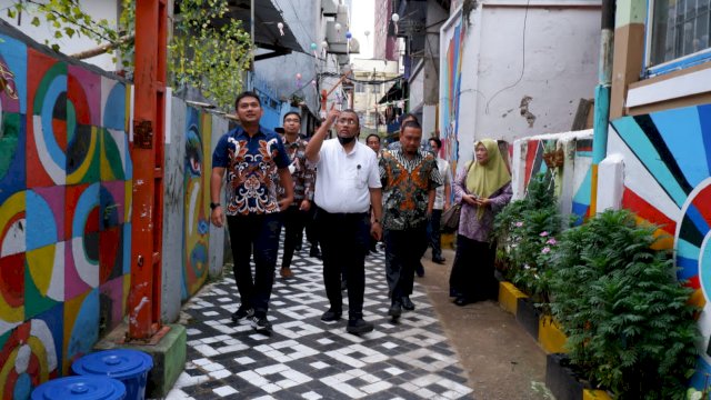 Tim Penilai Bappenas melakukan verifikasi faktual di Lorong Wisata Haderslev, Kecamatan Ujung Pandang, Kamis (30/3).