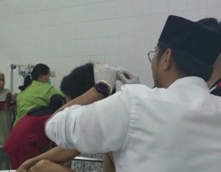 Ketua FKKM Dokter Udin Bantu Jahit Kepala Korban Reruntuhan Kubah Masjid Ittifaqul Jamaah di RSAL Jala Ammari