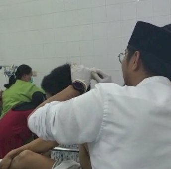 Ketua FKKM Dokter Udin Bantu Jahit Kepala Korban Reruntuhan Kubah Masjid Ittifaqul Jamaah di RSAL Jala Ammari