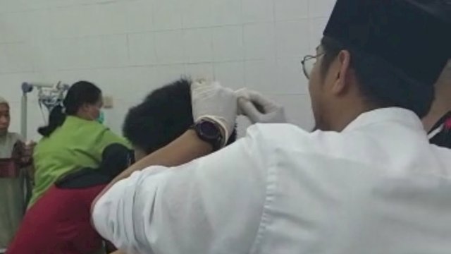 Ketua FKKM Dokter Udin Bantu Jahit Kepala Korban Reruntuhan Kubah Masjid Ittifaqul Jamaah di RSAL Jala Ammari