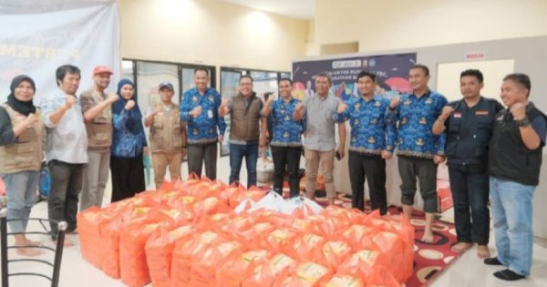 Cuaca Buruk, Sekwan DPRD Makassar Distribusi Bantuan Korban Banjir di Biringkanaya