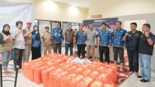 Cuaca Buruk, Sekwan DPRD Makassar Distribusi Bantuan Korban Banjir di Biringkanaya