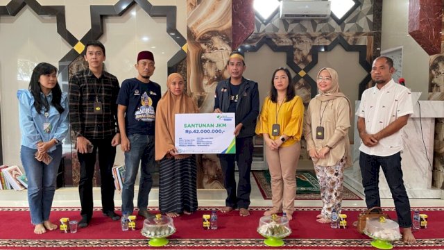 Bersama BPJsamsostek, Ketua DPRD Makassar Serahkan Santunan ke Penerima Manfaat di Manggala