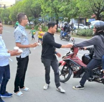 Tingkatkan Kepedulian Antar Umat, Rudianto Lallo dan YARI Bagi Takjil ke Pengguna Jalan