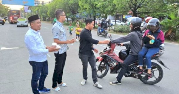 Tingkatkan Kepedulian Antar Umat, Rudianto Lallo dan YARI Bagi Takjil ke Pengguna Jalan