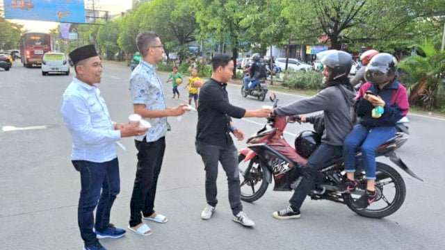 Tingkatkan Kepedulian Antar Umat, Rudianto Lallo dan YARI Bagi Takjil ke Pengguna Jalan
