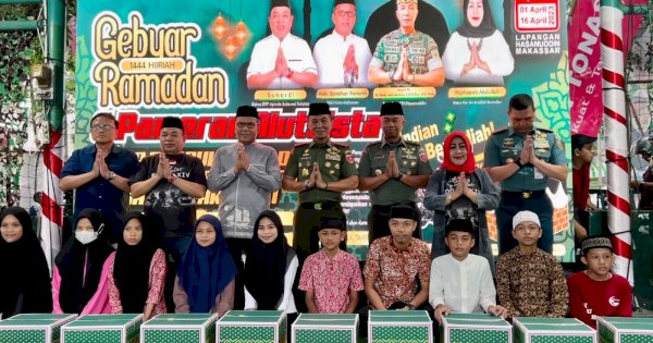 Gebyar Ramadan, Danny Pomanto Dampingi Pangdam XIV Hasanuddin Bagi-Bagi Sembako ke Anak Yatim Piatu