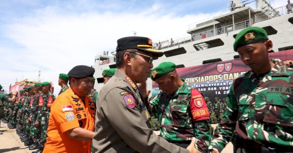 Danny Pomanto-Panglima TNI Laksamana Yudo Margono Lepas Satgas Pamtas Papua di Makassar