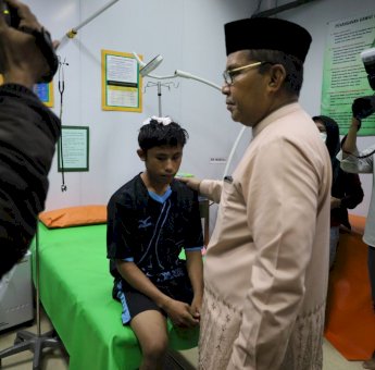 Danny Pomanto Jenguk Korban Tertimpa Reruntuhan Kubah Masjid Ittifaqul Jamaah, Pastikan Tertangani dengan Baik