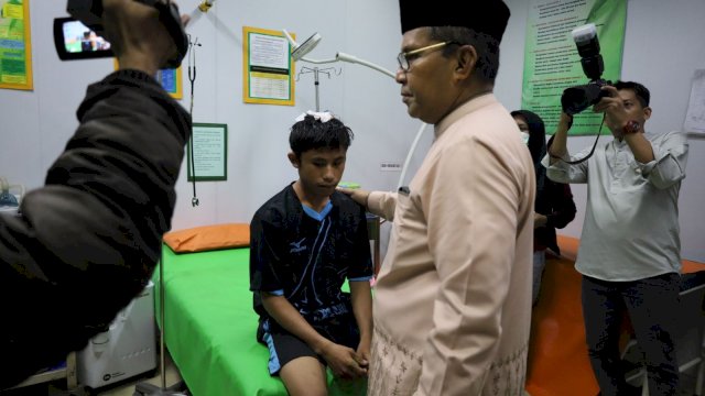 Danny Pomanto Jenguk Korban Tertimpa Reruntuhan Kubah Masjid Ittifaqul Jamaah, Pastikan Tertangani dengan Baik