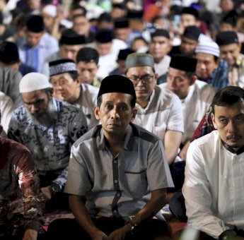 Pekan Terakhir, Masyarakat Antusias Ikuti Salat Tarawih Berjamaah Pemkot Makassar