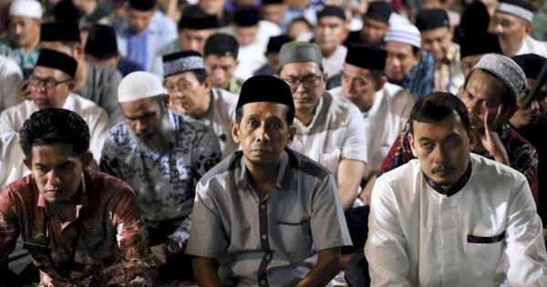 Pekan Terakhir, Masyarakat Antusias Ikuti Salat Tarawih Berjamaah Pemkot Makassar