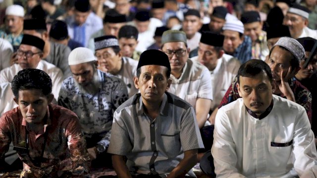 Masyarakat mengikuti Salat Tarawih Berjamaah di Halaman Balai Kota Makassar, Kamis (13/4). || Humas Pemkot Makassar