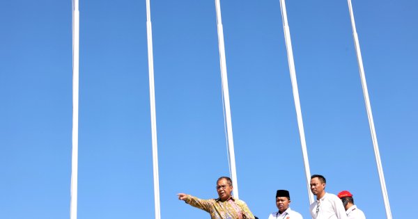 Atraksi 200 Penari di Atas Perahu Ketinting Semarakkan Peringatan Hari OTDA XXVII di Kota Makassar