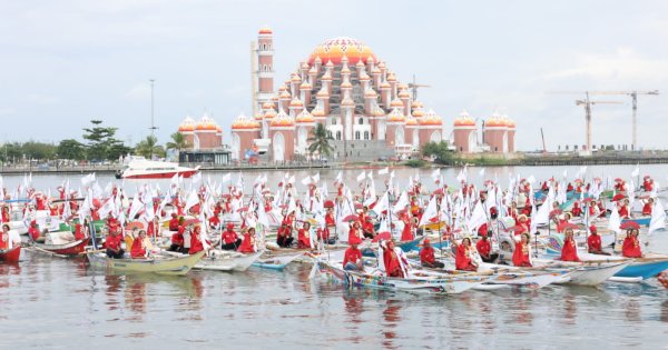 514 Bendera Kabupaten/Kota se-Indonesia Dikibarkan di Laut Losari pada Puncak Hari OTDA ke-XXVII di Makassar