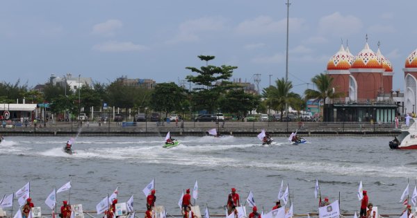 Atraksi Jetsky dan Flyboard Meriahkan Hari OTDA ke-XXVII di Makassar