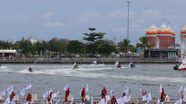 Atraksi Jetsky dan Flyboard Meriahkan Hari OTDA ke-XXVII di Makassar