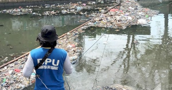 Dinas PU Makassar Bersihkan Sampah di Kanal Pannampu Samping Masjid Al-Markaz