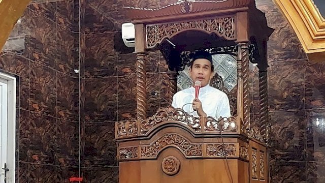 Gelar Salat Tarwih Pertama Ramadan di Lakkang, Rudianto Lallo Ajak Jemaah Dukung Program Jagai Anakta
