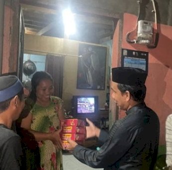 Bagikan Makanan Sahur, Ketua DPRD Rudianto Lallo Sasar Warga Kampung Tidung Mariolo