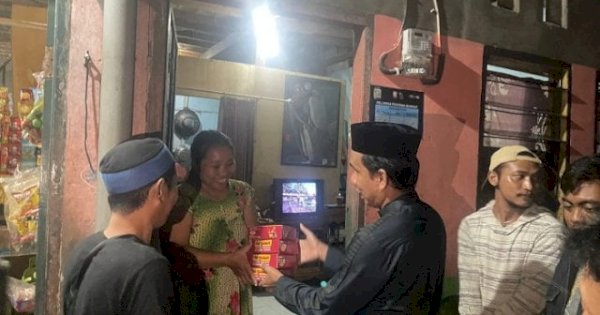 Bagikan Makanan Sahur, Ketua DPRD Rudianto Lallo Sasar Warga Kampung Tidung Mariolo