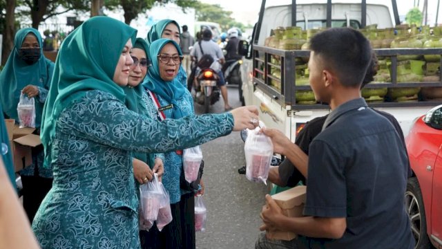 Program Kerja Di Bulan Ramadan, TP PKK Kecamatan Panakkukang Berbagi Takjil