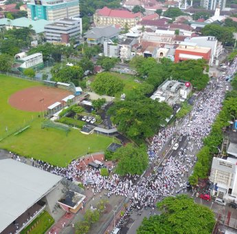 Wali Kota Danny Pomanto Salat Ied di Lapangan Karebosi