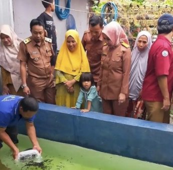Evi Aprialti Salurkan Bantuan Pakan dan Benih ke KWT