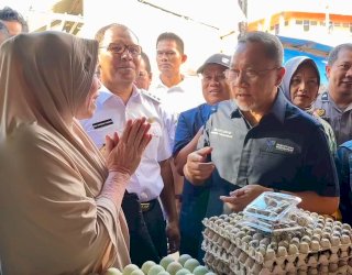 Pantau Harga Pangan di Pasar Terong Makassar, Mendag Sebut Terlalu Murah!