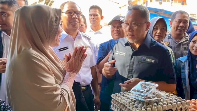 Pantau Harga Pangan di Pasar Terong Makassar, Mendag Sebut Terlalu Murah!