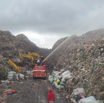 Kurangi Bau Sampah Menyengat di TPA Tamangapa, DLH Makassar Semprot Larutan Eco Enzyme