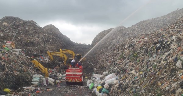 Kurangi Bau Sampah Menyengat di TPA Tamangapa,  DLH Makassar Semprot Larutan Eco Enzyme