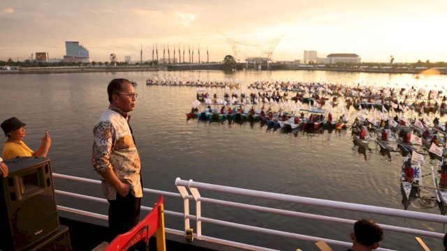 Wali Kota Danny Pomanto Pimpin Gladi Pertunjukan 200 Tari Pakarena di Atas Kapal Nelayan