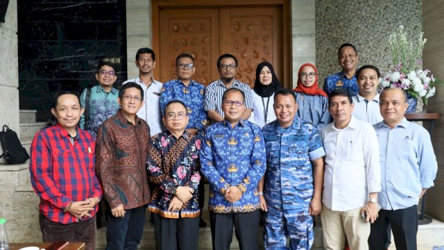 Wali Kota Makassar Moh Ramdhan Pomanto bersama pengurus BPP IKA UINAM || ist