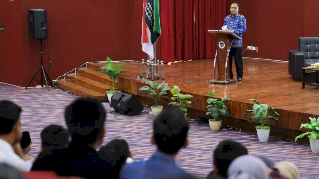 Wali Kota Makassar Moh Ramdhan Pomanto memberikan sambutan pada acara Advance Training (LK-III) Badko HMI Sulselbar, di Ballroom UNM Phinisi, Rabu (17/5) || istimewa 