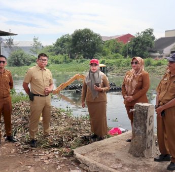 Kepala Dinas PU Makassar Turun Langsung Tinjau Pembersihan Eceng Gondok di Kanal Adyaksa