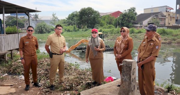 Kepala Dinas PU Makassar Turun Langsung Tinjau Pembersihan Eceng Gondok di Kanal Adyaksa