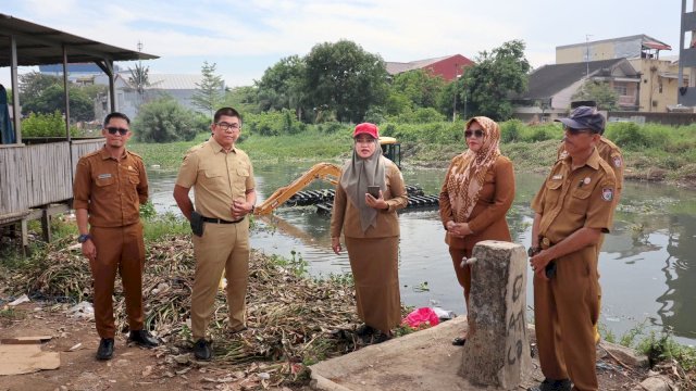 Kepala Dinas PU Makassar Zuhaelsi Zubir didampingi Kepala Bidang PSDA dan Drainase Nurhidayat Sukardin meninjau lokasi pengerukan sedimen di Saluran Sekunder Adyaksa, Selasa (23/5). || istimewa 