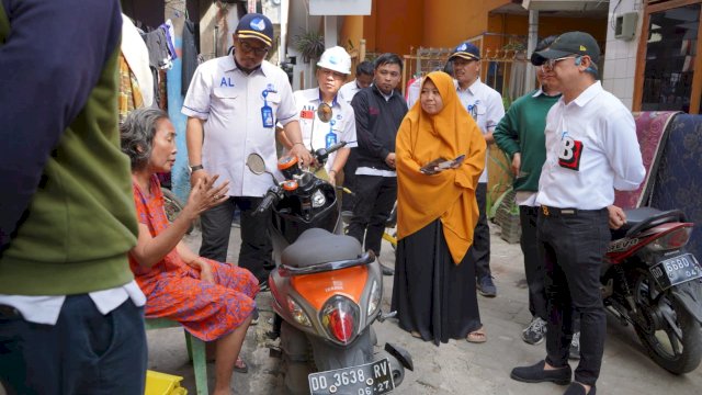 Direktur Utama PDAM Makassar Beni Iskandar menyapa pelanggan di Kelurahan Malimongan Baru Kecamatan Bontoala, Rabu (24/5). || istimewa