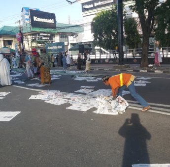 Intruksi Camat Panakukkang, Sampah Koran Bekas Sholat Idul Fitri Bersih Dalam Sekejap